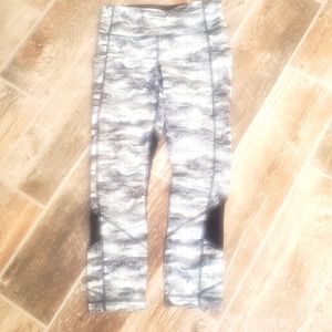 Lululemon cropped legging size 4 black and white